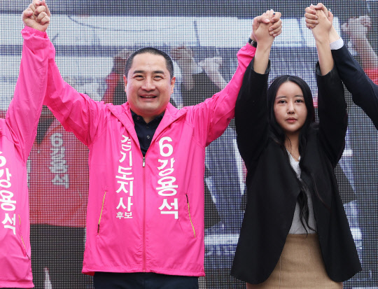 정유라씨가 지난 19일 경기도 용인중앙시장에서 열린 무소속 강용석 경기지사 후보의 유세에서 지지연설을 한 뒤 손을 맞잡아 높이 들고 기념촬영을 하고 있다. 연합뉴스